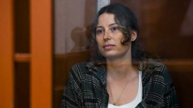 Ksenia Karelina under rettssaken mot henne i Jekaterinburg i Russland i juni i fjor. Arkivfoto: AP / NTB