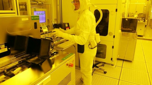 En tekniker hos amerikanske Intel produserer databrikker med høy kvalitet som Handelsdepartementet nå gjør det ulovlig å eksportere til Kina.