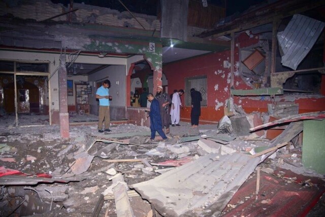 Lokalbefolkning og journalister gikk gjennom en bygning som ble ødelagt i det som antas å ha vært et indisk rakettangrep nær Muzaffarabad, hovedstaden i den pakistanskkontrollerte delen av Kashmir, natt til onsdag.