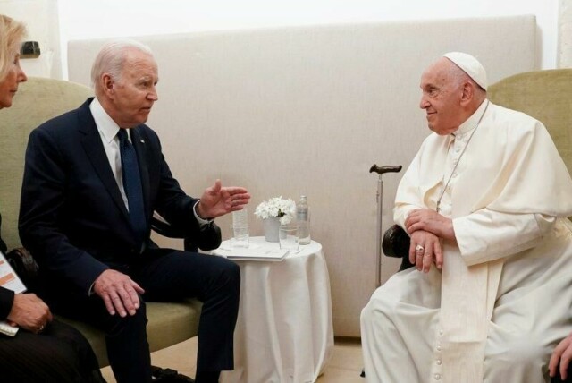 USAs tidligere president Joe Biden sammen med pave Frans i 2024. Arkivfoto: Kevin Lamarque / AP / NTB