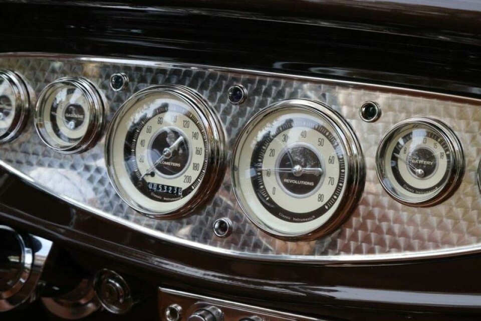 Instrumenteringen er klassisk elegant med inspirasjon fra de beste amerikanske merkene på 1930-tallet. Instrumenteringen er klassisk elegant med inspirasjon fra de beste amerikanske merkene på 1930-tallet. Foto: Ivar Engerud / Finansavisen