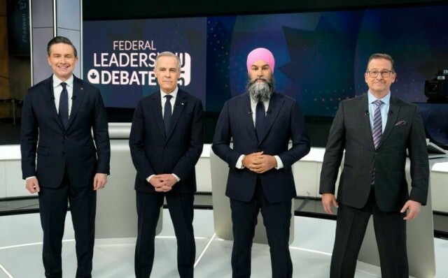 De konservatives leder Pierre Poilievre (fra venstre), de liberales leder og sittende statsminister Mark Carney, New Democratic Party-leder Jagmeet Singh og separatistpartiet Bloc Quebecois-leder Yves-Francois Blanchet på et gruppebilde før de tok fatt på en partilederdebatt i Monteral torsdag.