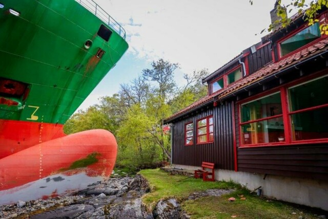 Et 135 meter langt konteinerskip gikk natt til torsdag på grunn i Trondheimsfjorden utenfor Byneset.