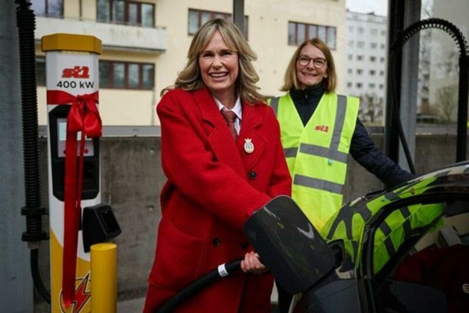 Ordfører i Oslo Anne Lindboe (H) sto for åpningen av Norges, og kanskje Nordens, første bensinstasjon uten bensin. Til høyre Anita Sørlundsengen, retaildirektør i St1. Ordfører i Oslo Anne Lindboe (H) sto for åpningen av Norges, og kanskje Nordens, første bensinstasjon uten bensin. Til høyre Anita Sørlundsengen, retaildirektør i St1. Foto: St1 / Handout / NTB