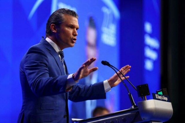 Kinas ambassade i Singapore fordømmer i en kommentar Hegseths uttalelse og kaller den «gjennomsyret av provokasjoner og oppvigleri», På bildet taler USAs forsvarsminister Pete Hegseth på IISS Shangri-La Dialogue-sikkerhetstoppmøtet i Singapore, 31. mai, 2025. REUTERS/Edgar Su
