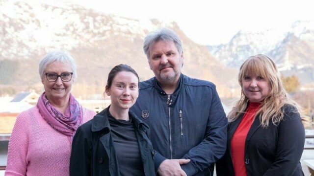 Ordfører Hanna Sverdrup og kommunedirektør Randi Gregersen i Moskenes kommune, og ordfører Jonny Finstad og kommunedirektør Lill Stabell i Vestvågøy kommune. De to kommunene legger fram forslag til mulig prosess for sammenslåing til en ny Lofot-kommune.