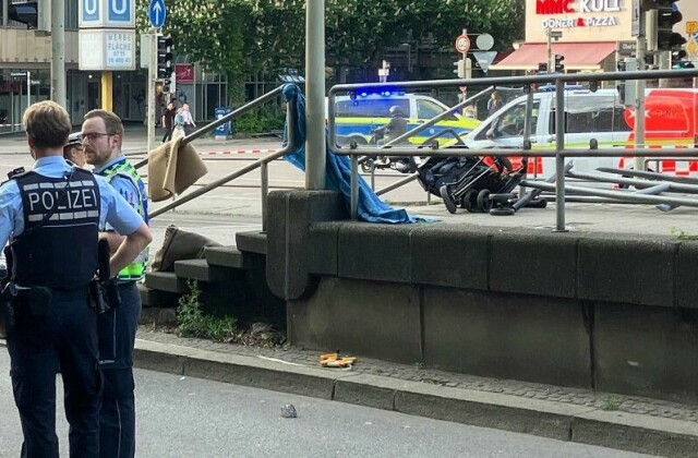 En kvinne omkom etter at en bil fredag kjørte inn i en folkemengde i den tyske byen Stuttgart.