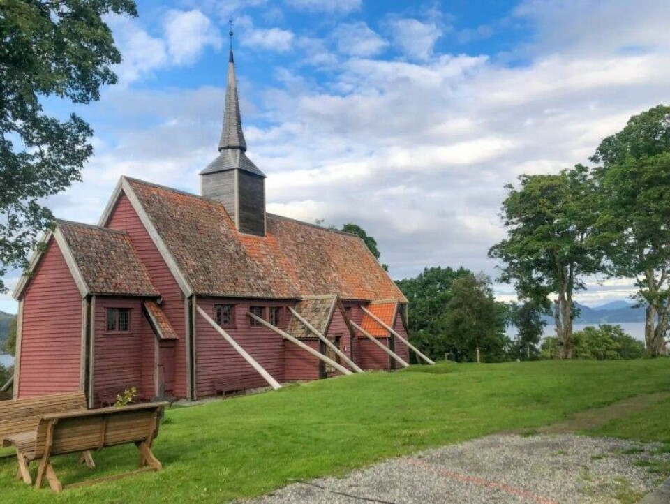 Trolig hadde domkirkene på Island mye til felles med denne - Kvernes stavkirke på Averøy. Den har utvendige skråstøtter og er betydelig lavere enn Heddal stavkirke - en fordel i værhardt landskap. Trolig hadde domkirkene på Island mye til felles med denne - Kvernes stavkirke på Averøy. Den har utvendige skråstøtter og er betydelig lavere enn Heddal stavkirke - en fordel i værhardt landskap. Foto: travelview / Shutterstock / NTB