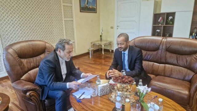 Irans utenriksminister Abbas Araghchi og Omans utenriksminister Sayyid Badr Albusaidi under atomsamtaler i Roma i slutten av mai.