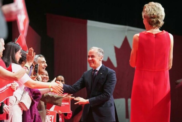 Canadas statsminister Mark Carney erklærer valgseier med sine støttespillere i Ottawa.