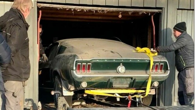 PÅ VEI: Her er Mustangen på vei ut av garasjen den har stått parkert i - siden 1985. Kan den reddes? Foto: Bjørn Erik Walle