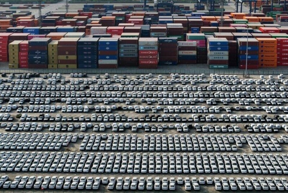 Nye Volvoer parkert ved konteinere i påvente av å bli eksportert på havnen i Nanjing i Jiangsu-provinsen øst i Kina onsdag.