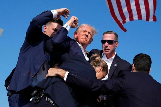 Bildet av seg selv som Donald Trump har hengt opp i Det hvite hus, er et maleri på basis av det ikoniske bildet fra attentatet under et valgkampmøte i Pennsylvania i fjor.