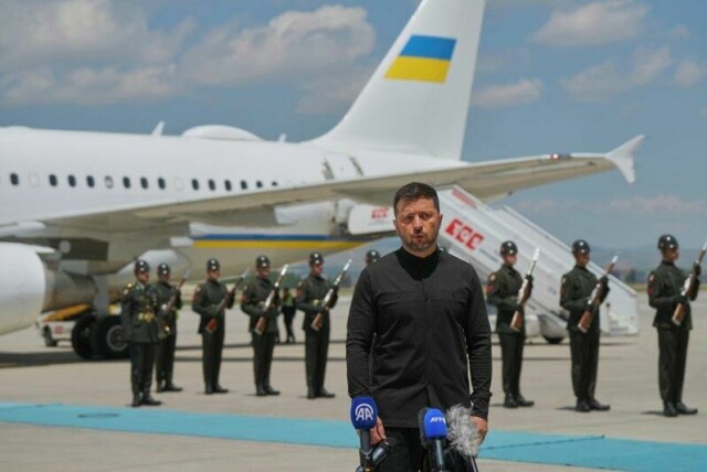 Ukrainas president Volodymyr Zelenskyj snakker med pressen på flyplassen i Ankara torsdag.