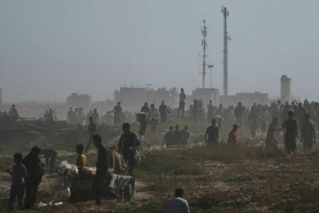 Palestinere på vei for å hente matkasser ved GHFs nødhjelpssentral i Sør-Gaza tirsdag.