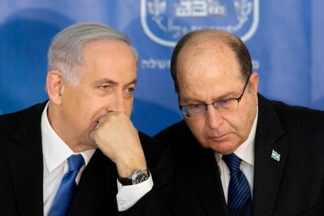 Moshe Yaalon (t.h.) var lenge en av statsminister Benjamin Netanyahus mest betrodde medarbeidere og var forsvarsminister fra 2013 til 2016.