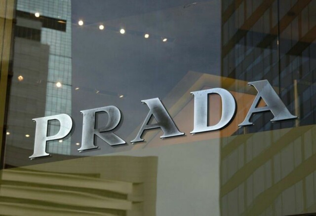 Motehuset Prada kjøper rivalen Versace