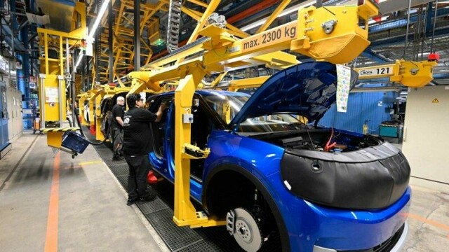 Ford har redusert produksjonen av nye Explorer og Capri ved fabrikken sin i Köln, Tyskland. Nå streiker de ansatte i protest mot tøffe jobbkutt.