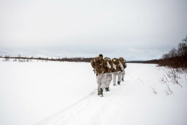 Opposisjonen forventer at det kommer mer penger til Forsvaret når regjeringen i dag legger fram revidert statsbudsjett. Bildet viser soldater som patruljerer på grensen mellom Norge og Russland på Pasvikelva.