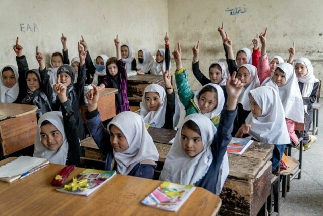 Første skoledag for en jenteklasse i den afghanske hovedstaden Kabul våren 2023. Unicef bidrar aktivt til jenters utdanning i Afghanistan, til tross for de alvorlige restriksjonene som er innført av Taliban.