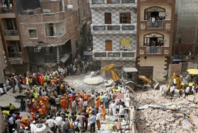 Minst elleve mennesker er døde etter at en boligblokk kollapset i Mustafabad i New Delhi lørdag.