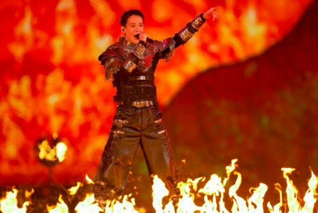 Norges Kyle Alessandro sparket i gang Eurovision-kvelden.
