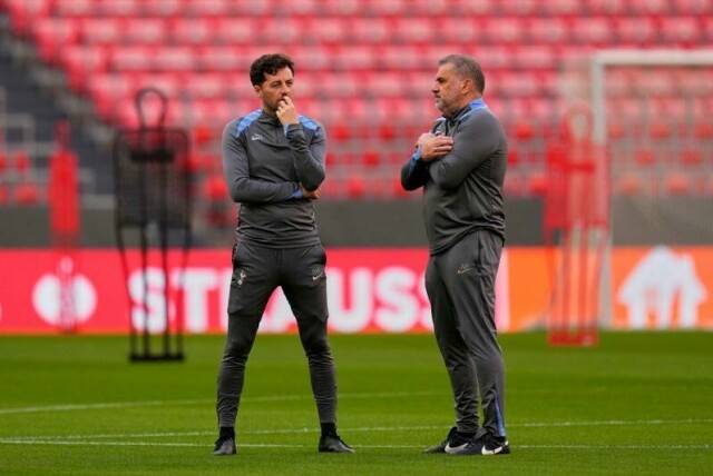 Ange Postecoglou (til h.) under Tottenhams trening i Bilbao tirsdag.