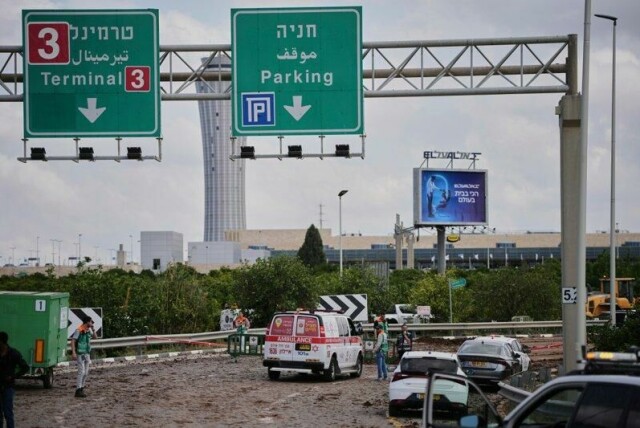 Israelske sikkerhetsstyrker undersøker stedet der en rakett fra Jemen slo ned ved Ben Gurion-flyplassen utenfor Tel Aviv søndag.