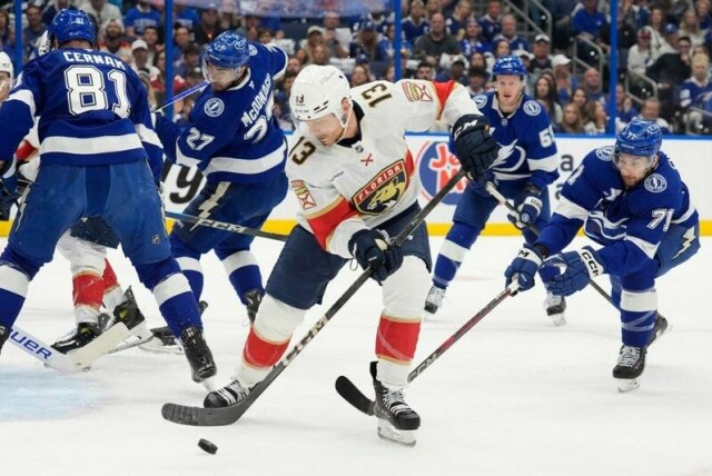 Emil Lilleberg og hans Tampa Bay Lightning er slått av NHL-sluttspillet. Onsdag vant Sam Reinhart (hvit drakt) og Florida Panthers 6-3 i den femte sluttspillskampen - og vant dermed 4-1 i kamper.