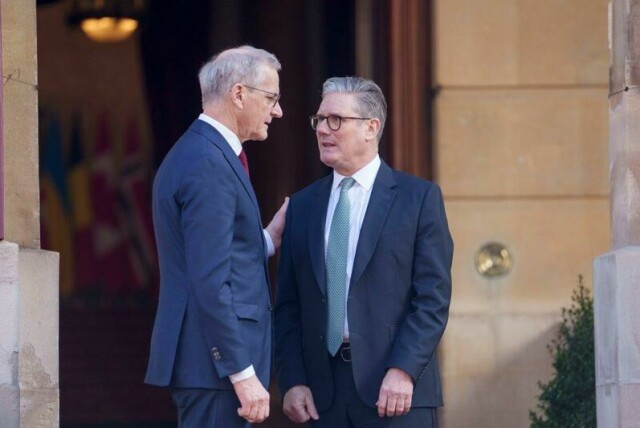 Britenes statsminister Keir Starmer kommer til Oslo denne uka for å delta på toppmøtet i Joint Expeditionary Force (JEF). Her møttes han og statsminister Jonas Gahr Støre under Ukraina-toppmøtet i London tidligere i år.