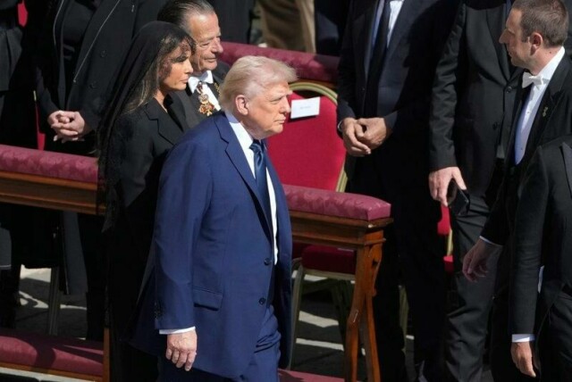 En rekke personer ville hilse på president Donald Trump i det seremonien begynte i Vatikanet.