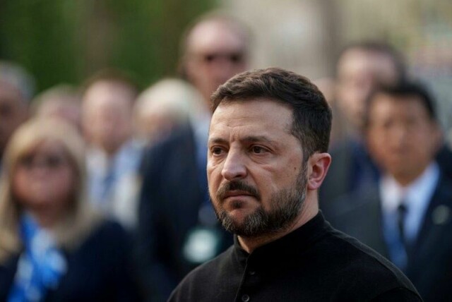 Volodymyr Zelenskyj vurderte å utebli fra pavens begravelse i Roma lørdag på grunn av det kraftige russiske angrepet mot Ukraina natt til torsdag.