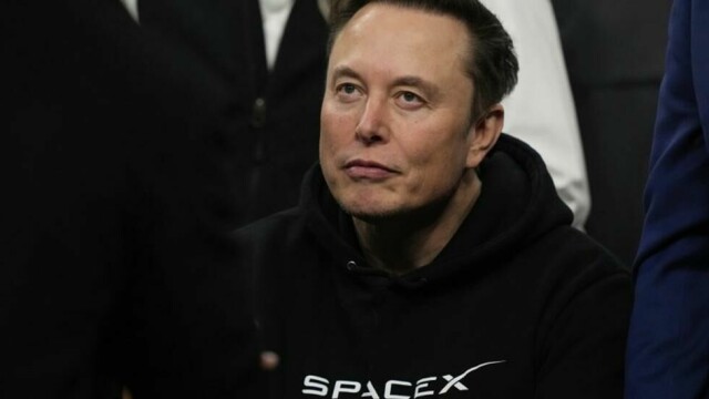 Elon Musk sier han planlegger en tur til India senere i år.