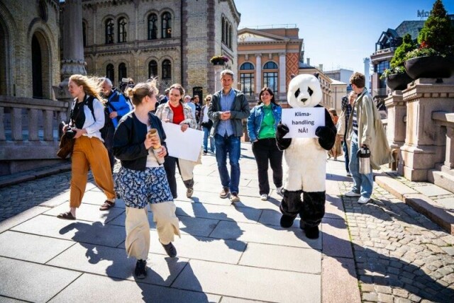 Flere representanter for miljøbevegelsen demonstrerte utenfor Stortinget tirsdag.