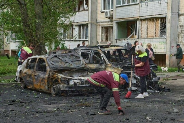 Ukrainere forsøker å rydde opp etter et russisk luftangrep i Kyiv søndag.