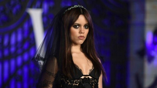Jenna Ortega i svart slør på «Wednesday»-premiere i 2022. Netflix-serien gjorde at karrieren hennes tok fullstendig av, men hadde også en mørk bakside.