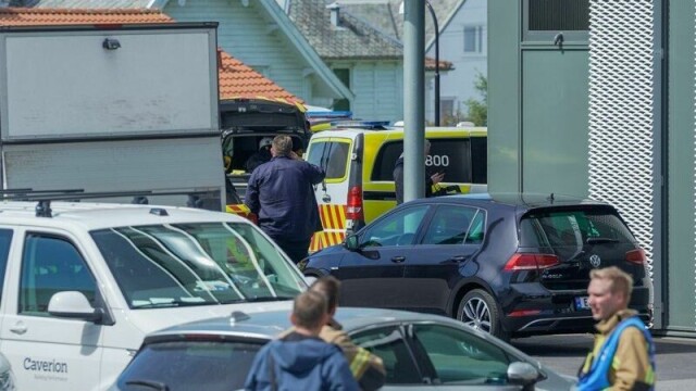 Politiet har kontroll på en antatt gjerningsperson etter en knivstikking på akuttmottaket på Haugesund sykehus fredag. Hendelsen ble kategorisert som en PLIVO-hendelse (pågående livstruende vold).