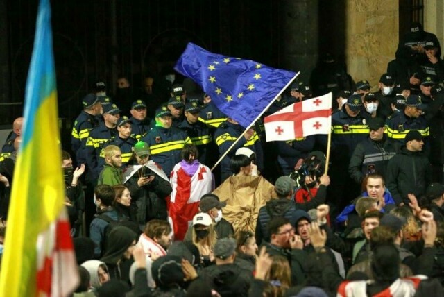 Det har vært store protester i Georgia mot regjeringens stans i EU-diskusjonene.