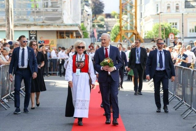 Styreleder i Festspillene i Bergen, Thorhild Widvey, er også styreleder i olje- og gasselskapet Vår Energi. Her med statsminister Jonas Gahr Støre, som åpnet fjorårets festspill.