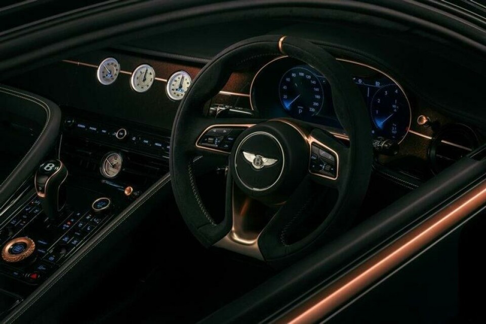 Bentley Batur The Black Rose har markering på rattet som indikerer at roret er midtskips, selvsagt utført i rent gull. Bentley Batur The Black Rose har markering på rattet som indikerer at roret er midtskips, selvsagt utført i rent gull. Foto: Bentley