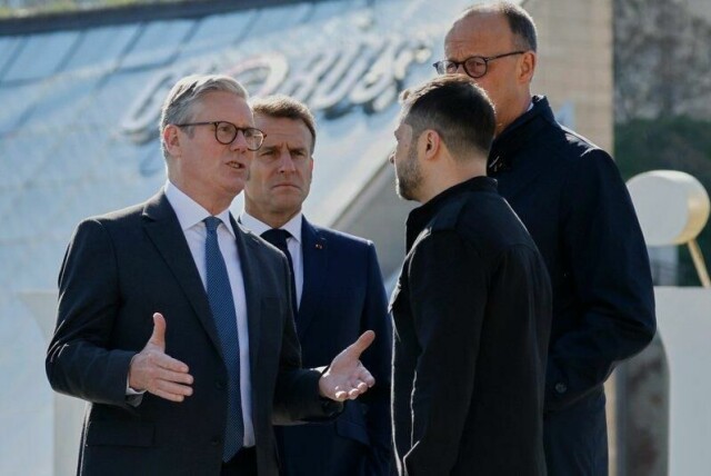 Storbritannias statsminister Keir Starmer (t.v.) i samtale med Ukrainas president Volodymyr Zelenskyj i Kyiv lørdag. I Bakgrunnen Frankrikes president Emmanuel Macron og Tysklands forbundskansler Friedrich Merz.