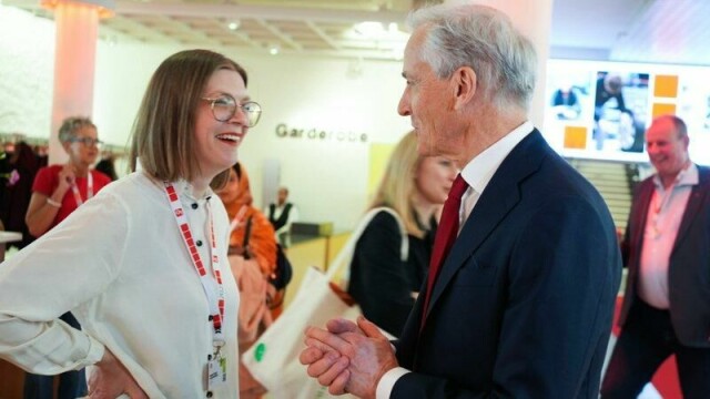 Rødt-leder Marie Sneve Martinussen og statsminister og Ap-leder Jonas Gahr Støre på LOs 36. ordinære kongress i Folkets Hus onsdag.