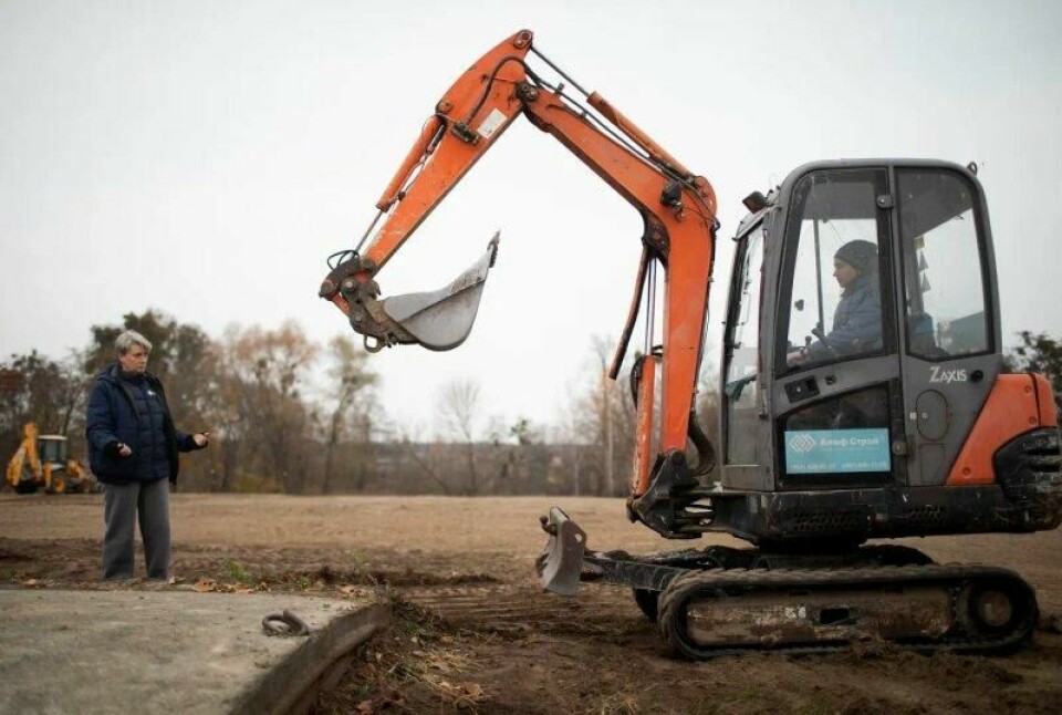 Seks kvinnelige elever blir kurset av seks instruktører på kurset ved en landbruksskole noen mil fra utkanten av Kyiv. Kun én av instruktørene er menn. Seks kvinnelige elever blir kurset av seks instruktører på kurset ved en landbruksskole noen mil fra utkanten av Kyiv. Kun én av instruktørene er menn. Foto: Espen Røst / Panorama Nyheter