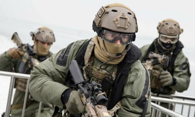 Forsvarets Spesialstyrker er i akutt økonomisk krise, ifølge forsvarsminister Tore O. Sandvik (Ap). På bildet er marinejegere og soldater fra Forsvarets spesialkommando (FSK) i aksjon. Foto: Audun Braastad (NTB scanpix)