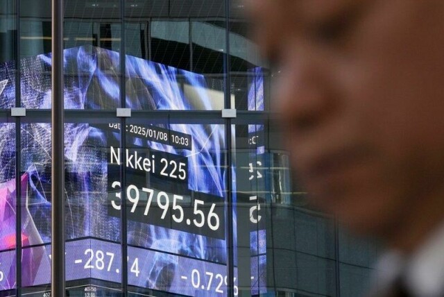 Børsene i Asia reagerte positivt på Kinas utspill om at de vurderer å innlede tollsamtaler med USA. Bildet, som ble tatt i januar, viser en stor skjerm med Nikkei 225-indeksen i Tokyo.