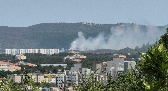Det stiger røyk far området der et militærfly styrtet i Pohang torsdag.
