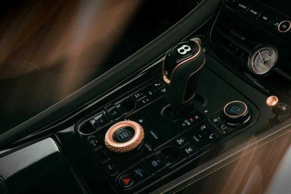 Hjulet på midtkonsollen som velger kjøremodus i Bentley Batur The Black Rose, er 3D printet i gull. Hjulet på midtkonsollen som velger kjøremodus i Bentley Batur The Black Rose, er 3D printet i gull. Foto: Bentley