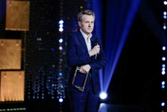 Fredrik Skavlan mottar hedersprisen under utdelingen av Gullruten i Grieghallen i Bergen fredag.