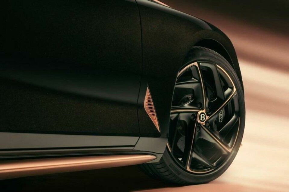 Bentley Batur The Black Rose har gull på kanalskjørtene og felgene, så det gjelder å holde avstand til fortauskantene. Bentley Batur The Black Rose har gull på kanalskjørtene og felgene, så det gjelder å holde avstand til fortauskantene. Foto: Bentley