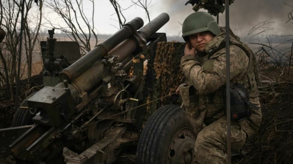 Ukrainske soldater forsvarer seg med feltartilleri ved Avdijivka. Russene mistet tusener av soldater, blant dem fanger rekruttert i fengslene, under offensiven mot Avdijivka. Foto: Efrem Lukatsky / AP / NTB